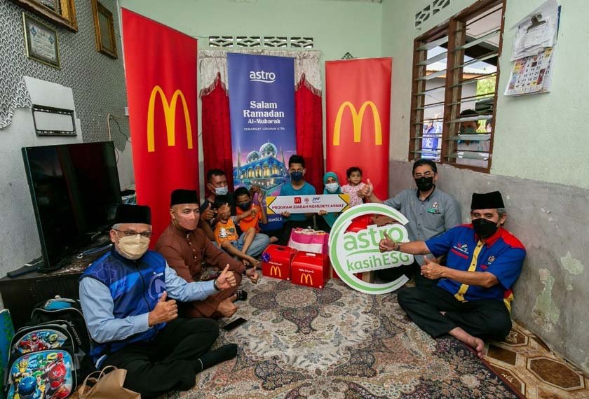 McDonald’s Malaysia turut menyantuni seramai 50 keluarga asnaf dengan menyumbang wakalah agihan bersempena bulan Ramadhan ketika program Ziarah Komuniti Asnaf McDonald’s.