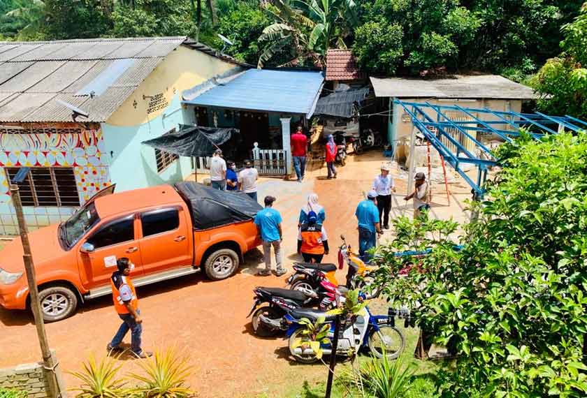 NGO turut menziarah rumah-rumah penduduk yang memerlukan perhatian untuk tindakan selanjutnya oleh jabatan berkenaan. - Foto Astro AWANI