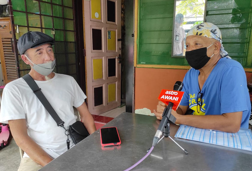 Anuar (kiri) dan Hashim meluahkan apa yang terbuku di hati mereka ketika ditemui Astro AWANI di kampung tersebut.