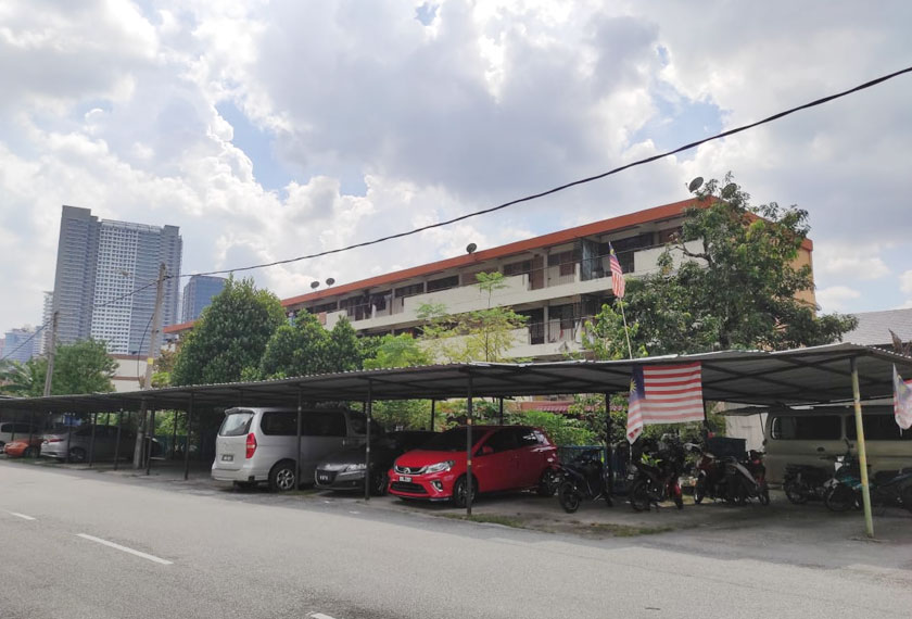 Keadaan di kawasan kampung ini agak sunyi ketika kru Astro AWANI berkunjung ke sana pada Ahad.