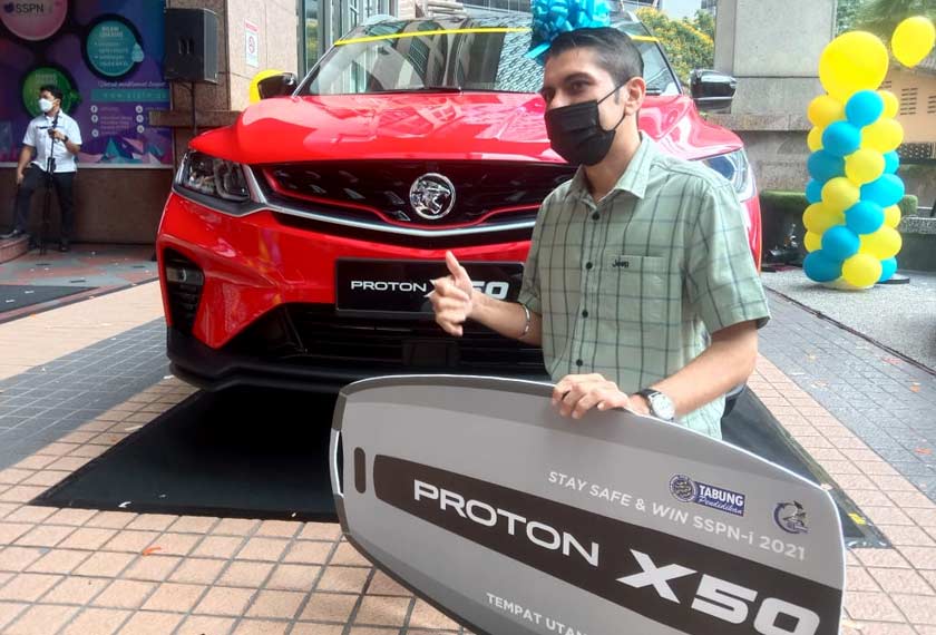 Pemenang Pertama Kempen Stay Safe & Win SSPN-i 2021, A Hardave Singh Gill bersama kereta Proton X50. - Foto Astro AWANI