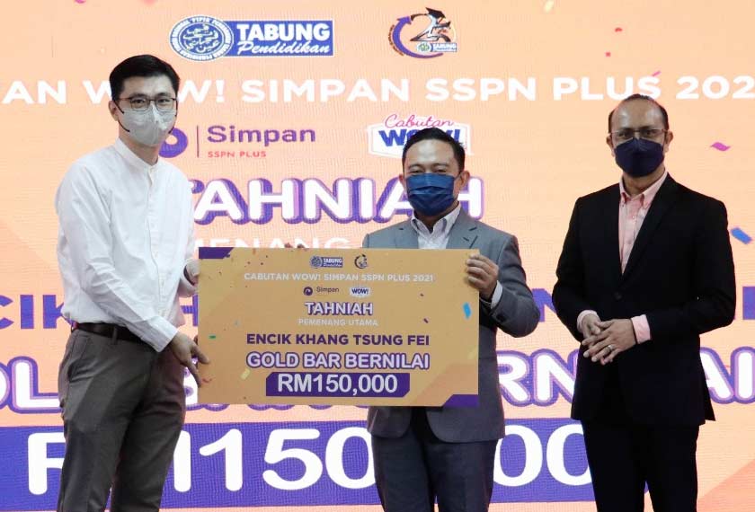 Pemenang Utama Gold Bar bernilai RM150,000 Cabutan WOW! Simpan SSPN-i Plus 2021, Khang Tsung Fei. - Foto PTPTN