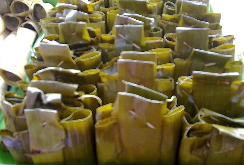 Diperbuat daripada adunan tepung beras, santan dan gula apong dan dibungkus dengan daun pisang seakan akan lepat pisang. Gambar: Media Sosial