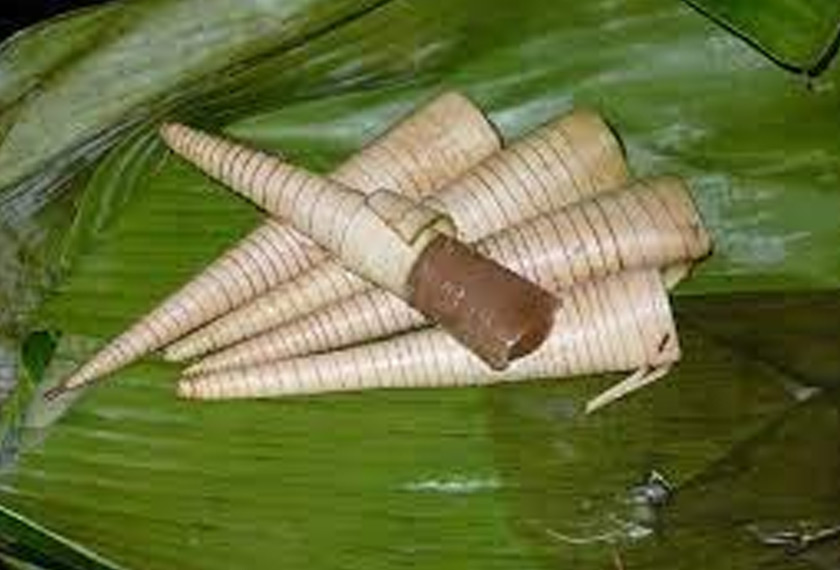 Bentuknya yang unik menjadikan kuih Selorot antara juadah popular ketika berbuka puasa. Cara masakannya juga berbeza, kuih Selorot dimasak di dalam lilitan daun nipah. Gambar: Media Sosial