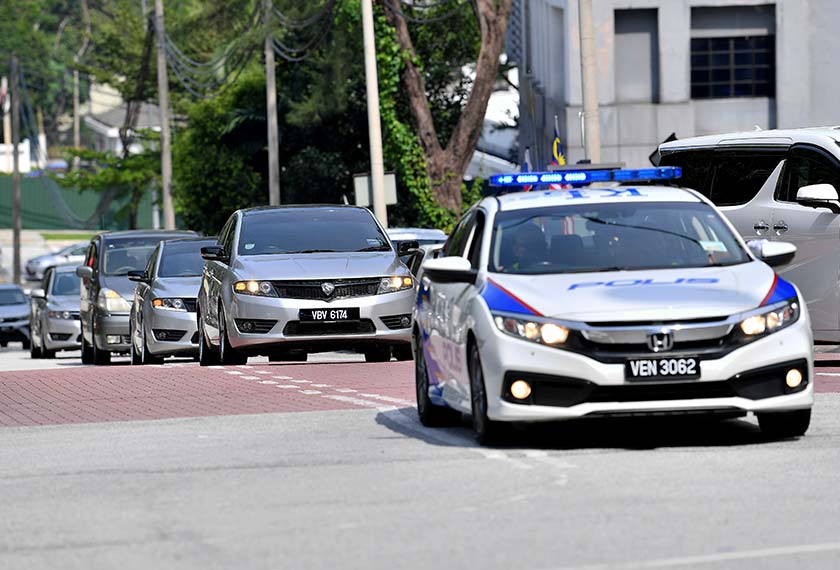Hakim Mahkamah Sesyen Izralizam Sanusi tiba di lokasi kejadian kira-kira 10.51 pagi diiringi beberapa kenderaan polis dan sebuah kereta peronda polis (MPV). - fotoBERNAMA