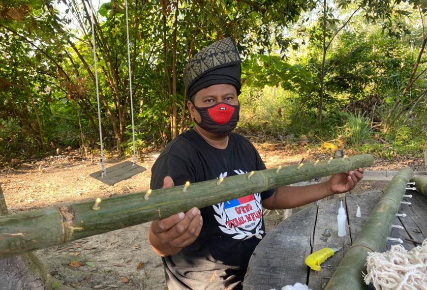  Nazri berkata, dengan harga serendah RM15 sebatang pelita buluh sepanjang lima kaki itu, pasangan terbabit mampu menjual lebih 1,000 batang dalam tempoh sebulan sebelum Hari Raya Aidilfitri.