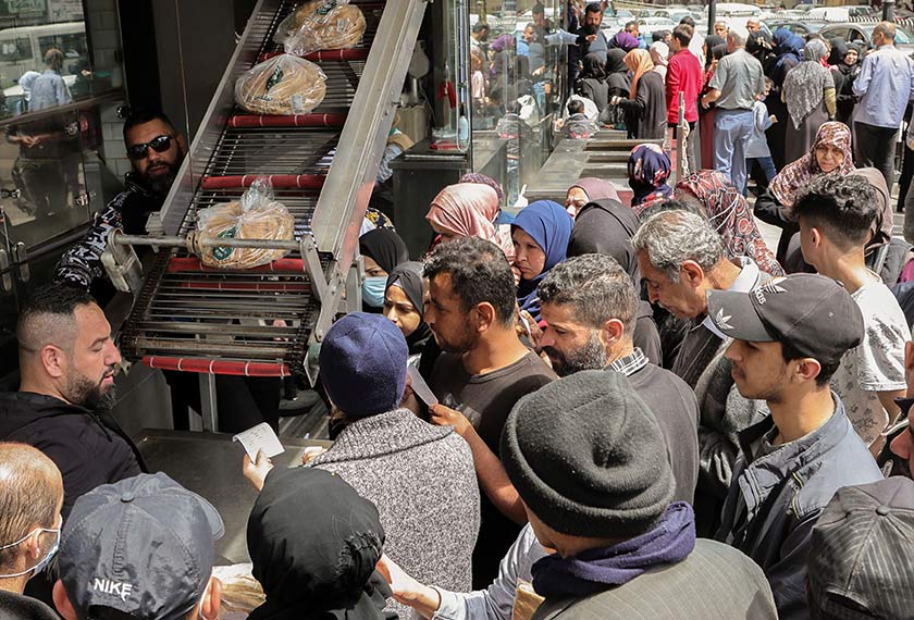 Pada Selasa, orang ramai dilihat berdiri beratur di luar kedai roti di Beirut, menunggu giliran untuk mendapatkan roti. - Foto REUTERS