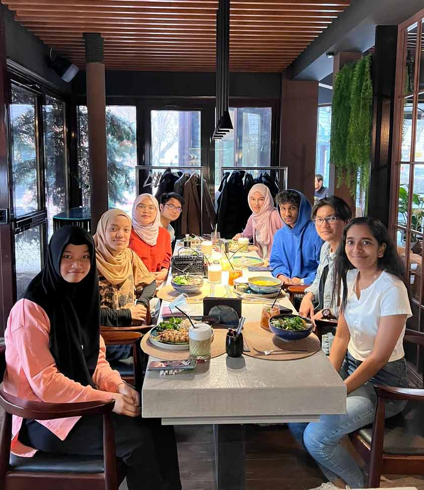 Berbuka puasa bersama rakan-rakan dapat juga mengubat kerinduan pada keluarga di tanah air.