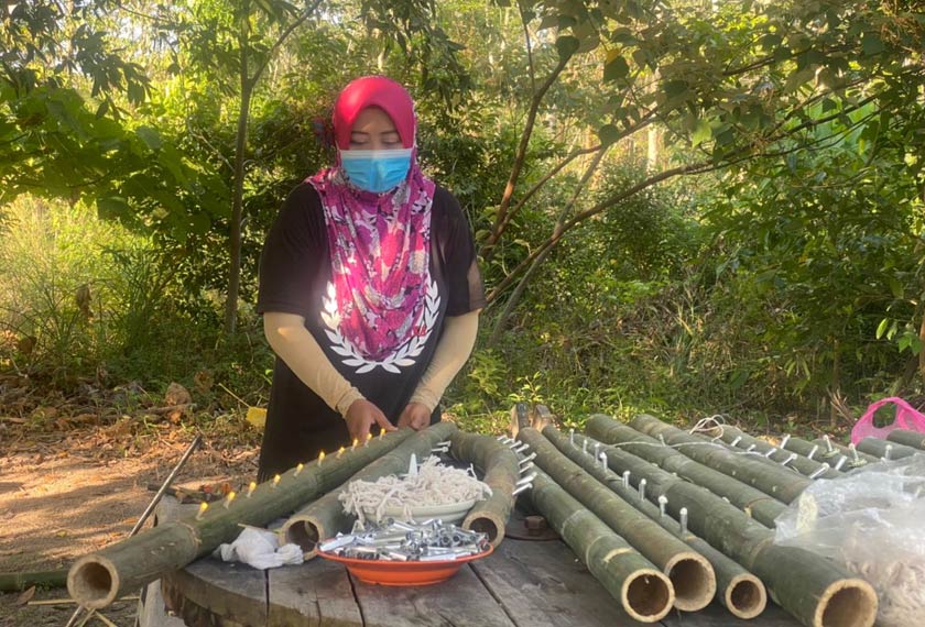 Kamsiah berkata, dia dan suami memulakan kerja-kerja membuat pelita itu seawal jam 8 pagi sehingga 6 petang setiap hari dan mampu menyiapkan kira-kira 50 batang pelita.
