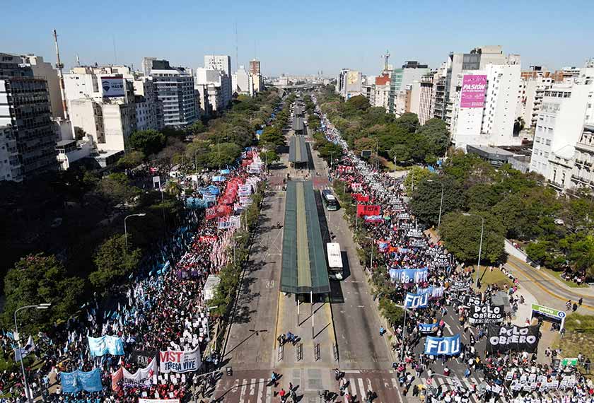 Ribuan rakyat Argentina berarak pada Rabu sebagai tanda protes kepada peningkatan kadar inflasi di negara itu. - AP