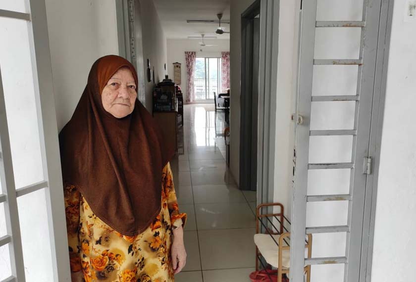 Hamidah berdiri di hadapan rumahnya di Residensi Kerinchi, rumah yang sudah empat tahun didudukinya sementara menunggu projek di Kampung Sungai Baru siap.