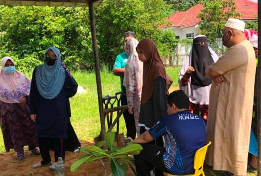 Keluarga yang hadir memberi penghormatan terakhir kepada arwah Meor Shamshir Meor Zulkefli Auni, 44, pada Jumaat. - Foto Sinar Harian
