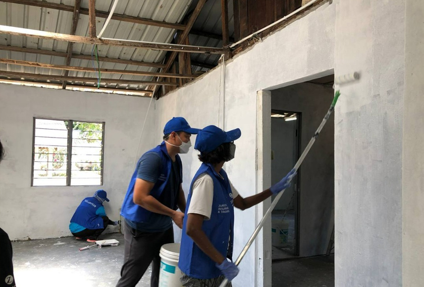 Zurich menganjurkan program sukarelawan dalam kalangan kakitangannya untuk mengecat rumah mangsa yang terkesan akibat banjir sebagai usaha baik pulih kehidupan.