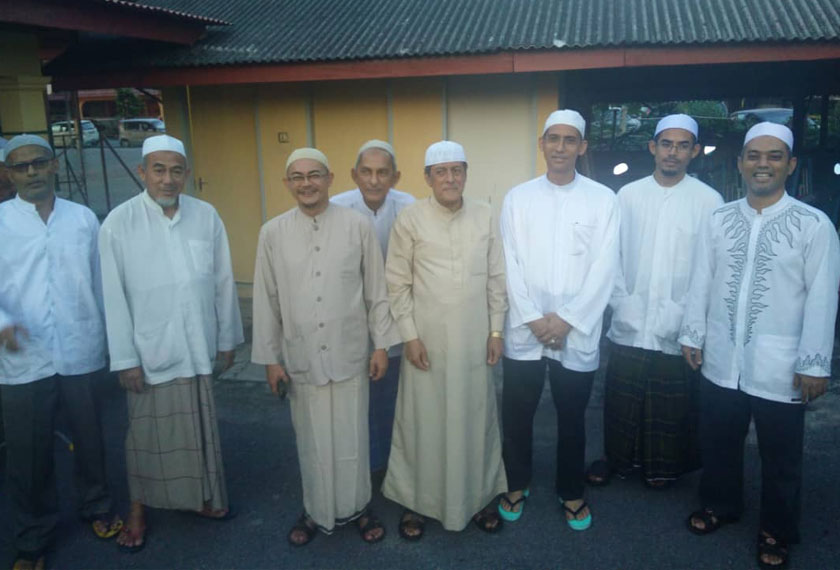 Syed Idrus bin Ali Al Habshi (tiga dari kiri) bersama ahli keluarganya.