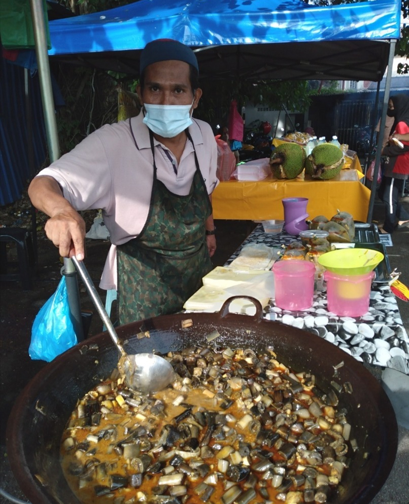 Setiap hari Alias Awang Mohamad akan membeli 100 batang pisang dari pembekal di Baling dan dimasak dengan 30 kilogram daging. - Gambar Astro AWANI