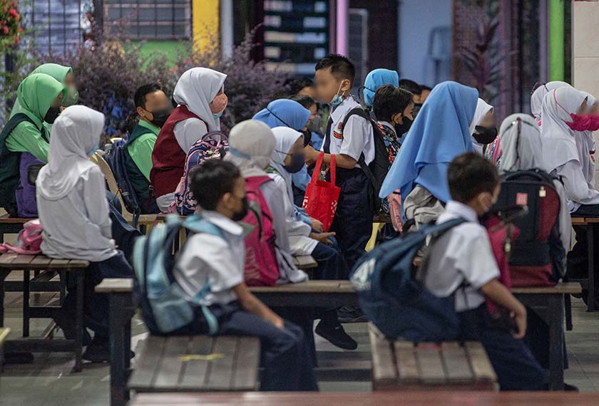 Suasana di Sekolah Kebangsaan Padang Tembak 1&2 pada hari pertama tiada lagi pengiliran sekolah bermula 17 April.