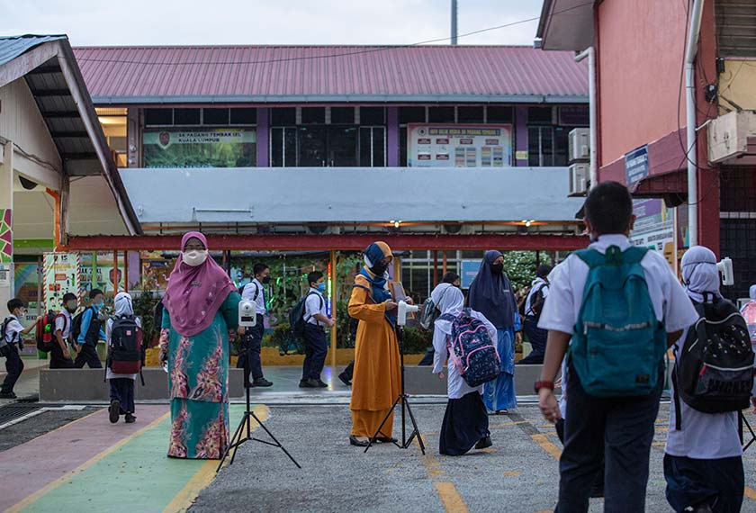 Suasana di Sekolah Kebangsaan Padang Tembak 1&2 pada hari pertama tiada lagi pengiliran sekolah bermula 17 April.