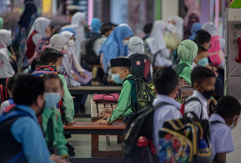 Suasana di Sekolah Kebangsaan Padang Tembak 1&2 pada hari pertama tiada lagi pengiliran sekolah bermula 17 April.