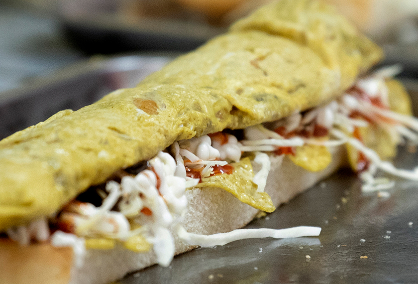 Antara variasi inti roti john yang dihasilkan peniaga Roti John Ketagih cawangan Kubang Kerian Muhamad Azhar Zainudin. – Gambar BERNAMA.