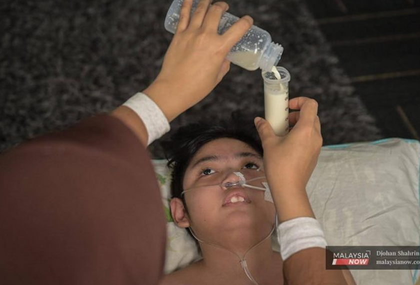 Aliya Darwisyah diberikan susu oleh ibunya melalui tiub khas.