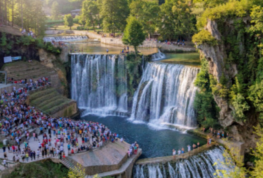 Air terjun Jajce merupakan lokasi pelancongan yang mesti ada kunjungi semasa di Bosnia dan Herzegovina