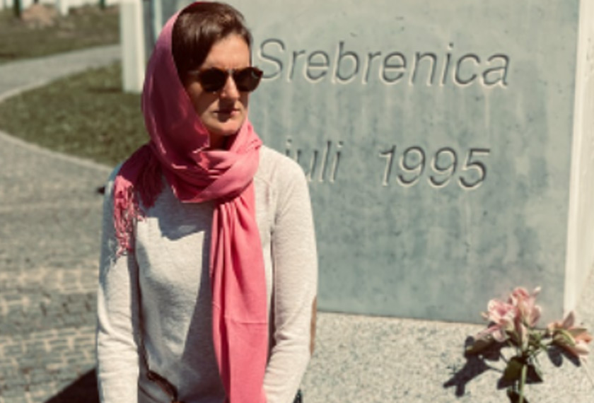 Seorang wanita duduk di tapak peringatan mangsa perang Srebrenica yang menyaksikan peperangan paling dahsyat di Bosnia semasa Perang Balkan 1992-1995.