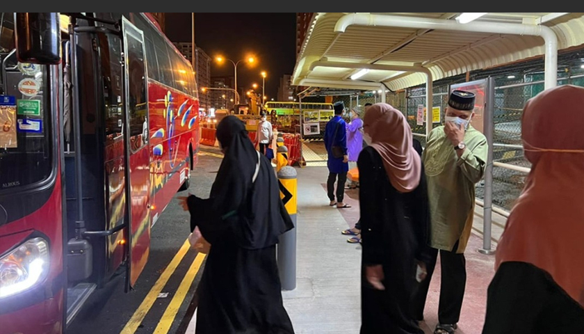 Masjid Al-Firdaus menggunakan khidmat bas ulang-alik bagi memudahkan jemaahnya hadir ke masjid untuk beribadah. - Foto media sosial