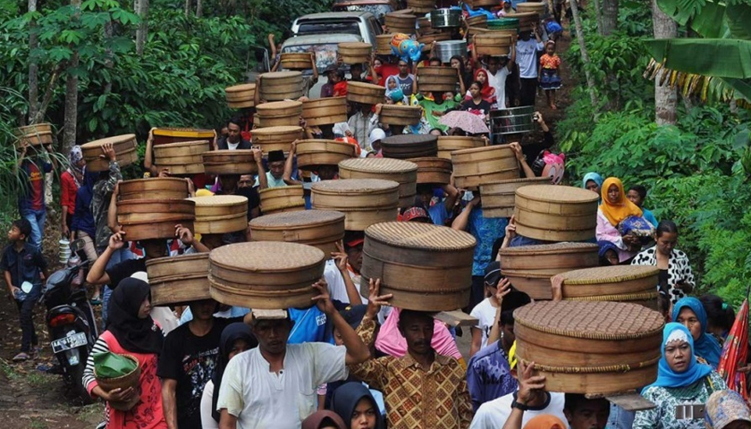 Setiap Ramadan, masyarakat Jawa akan menjalankan tradisi nyadran, iaitu aktiviti membersihkan kubur ahli keluarga. - Foto media sosial