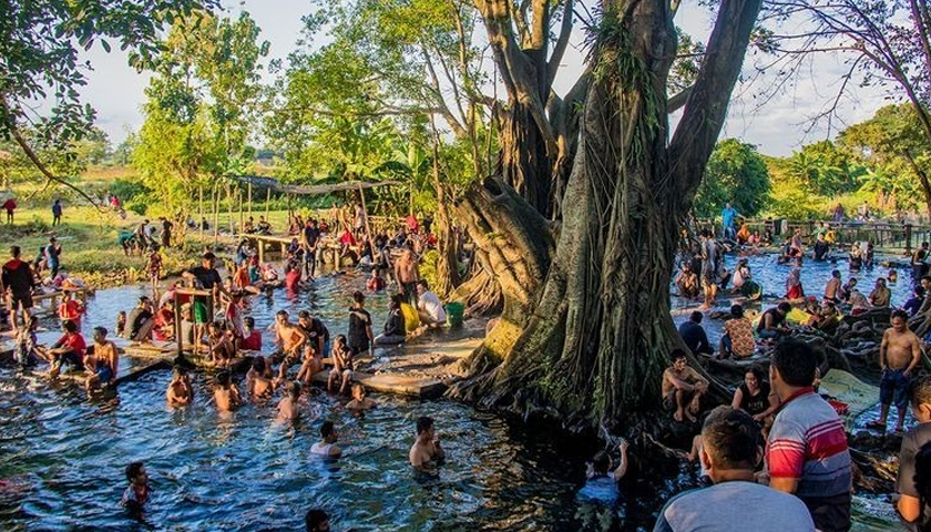 Tradisi Padusan ini merupakan antara tradisi unik diamalkan di Jawa. Padusan merupakan aktiviti mandi dengan niat membersihkan atau menyucikan diri. Gambar: Fail