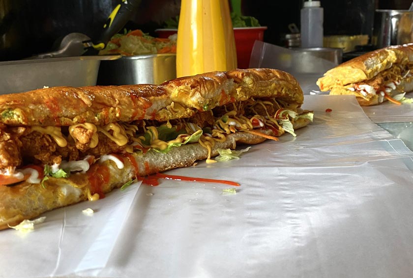 Roti John, juadah yang pasti dijual di Bazar Ramadan setiap kali tibanya bulan puasa.