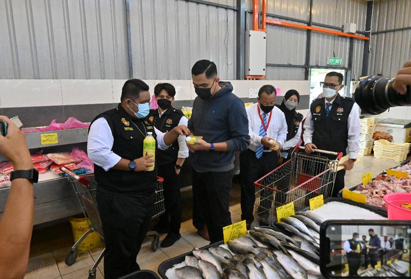 Pasar raya tersebut turut dikesan menyimpan ayam dan ikan busuk sehingga beku selain makanan yang telah tamat tarikh luput selama empat tahun iaitu pada 2018 lalu. – Gambar Astro AWANI
