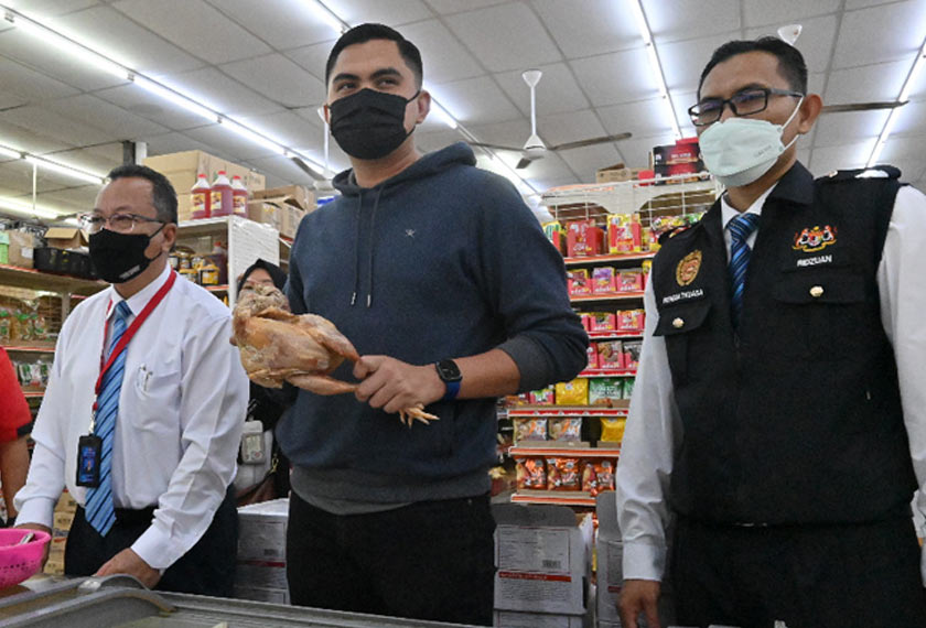  Dr Muhamad Akmal Saleh (dua dari kanan) memegang ayam busuk yang disimpan dalam gudang milik sebuah pasar raya. – Gambar Astro AWANI