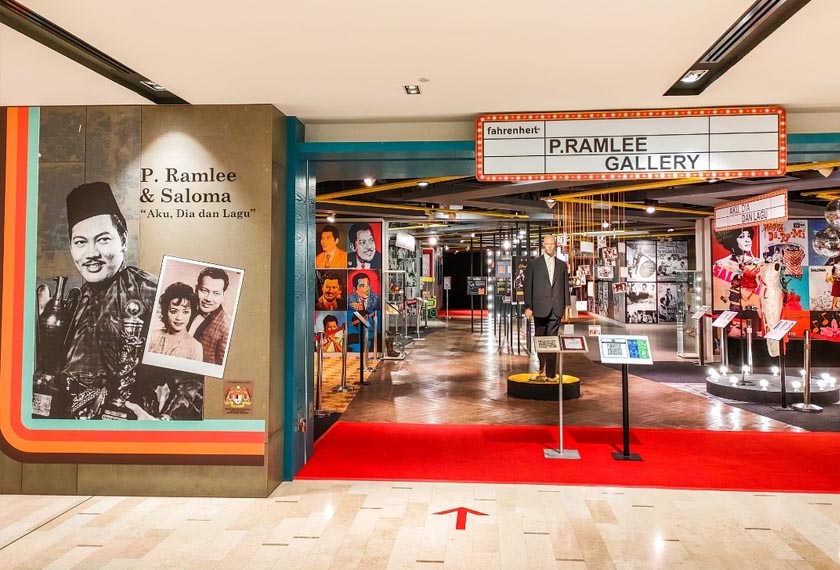 Sebanyak 18 artifak milik Seniman Agung, Allahyarham Tan Sri P Ramlee antaranya mesin taip, biola, seruling dan kasut turut dipamerkan di pusat beli-belah Fahrenheit88, Kuala Lumpur. - Gambar Facebook Fahrenheit88 Shopping Mall