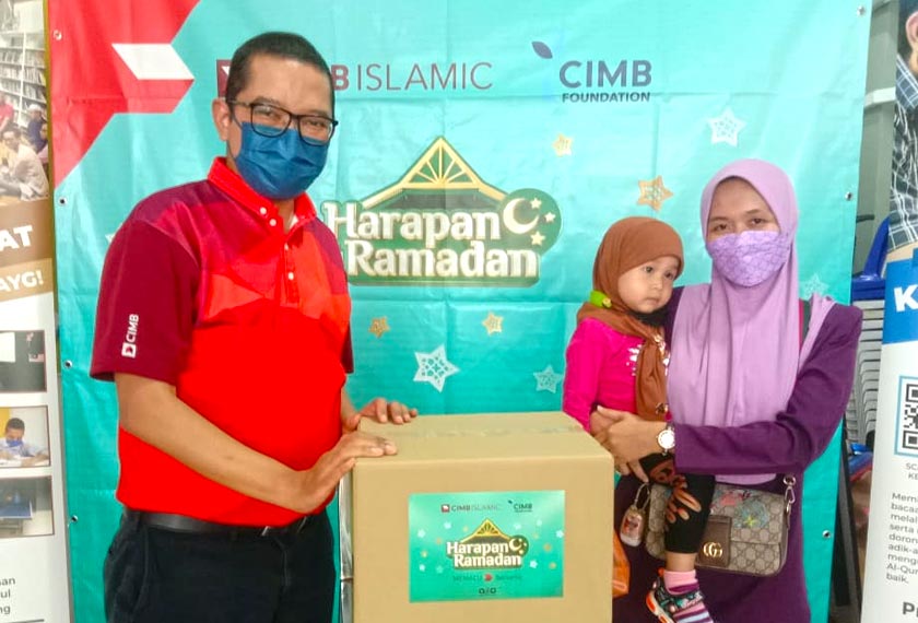 Siti Farah Mohamad Fadzllah Suhaimi (kanan) zahir ucapan terima kasih atas sumbangan diberikan. - Foto Astro AWANI