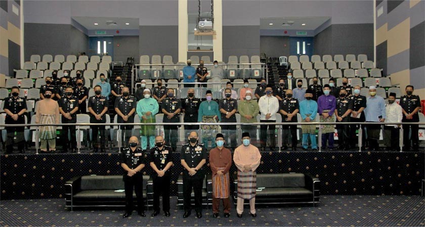  Datuk Mior Faridalathrash Wahid  bergambar kenangan bersama peserta program Permuafakatan PDRM Perak Bersama JAIPk di Auditorium Pangkalan Latihan Pasukan Gerakan Udara di Ipoh, Perak pada Jumaat. - Gambar Astro AWANI
