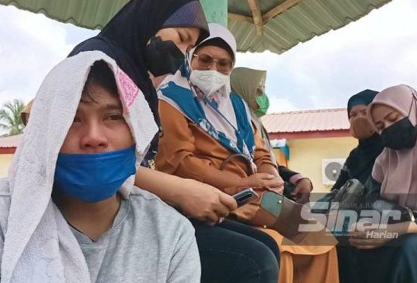 Mohd Fazlan Nizam (depan) dan isteri (tudung hitam) reda dengan pemergian dua anak mereka yang terkorban dalam kebakaran di sebuah rumah kedia di Bandar Seri Iskandar pada Khamis.