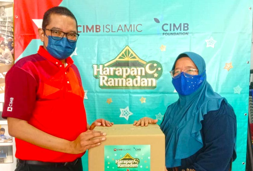 Rosmah Sasil (kanan) menerima sumbangan kotak makanan. - Foto Astro AWANI