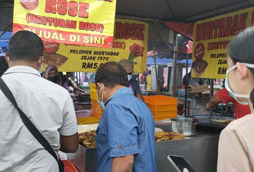 Gerai 'Murtabak Rose' antara yang sangat popular di bazar Ramadan Stadium Darul Aman, Alor Setar, Kedah. - Gambar Astro AWANI