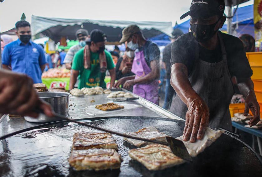 Abdul Hazani Ismail mewarisi perniagaan menjual martabak daripada ayahnya. – Gambar Astro AWANI