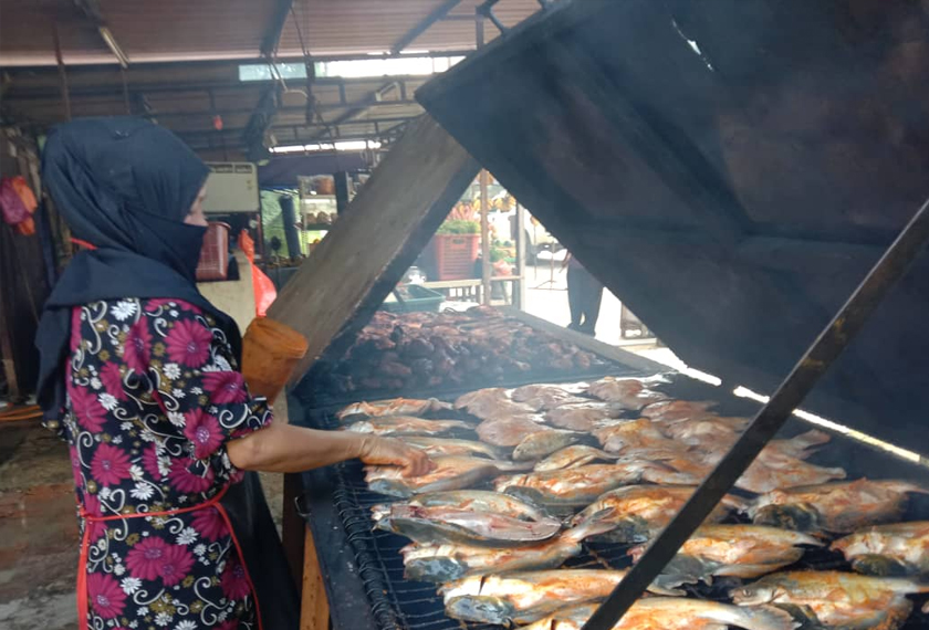 Asrah sentiasa menjaga kualiti ketika menyalai termasuk pemilihan kayu api serta teknik menyalai supaya pelanggan berpuas hati. - Astro AWANI