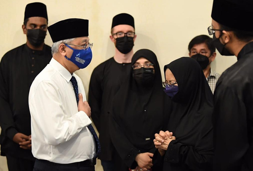 Perdana Menteri, tiba di kediaman Allahyarham di Precint 10, kira-kira jam 9.40 pagi tadi. - Astro AWANI