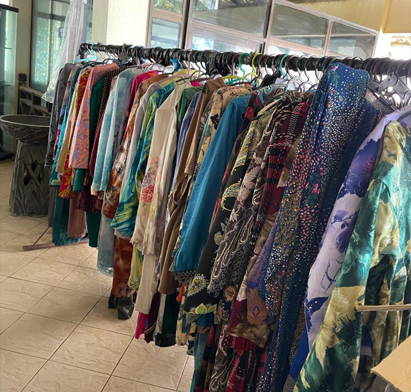 Antara pakaian ditawarkan dalam program Pre Loved untuk diberi kepada golongan yang memerlukan. - Astro AWANI