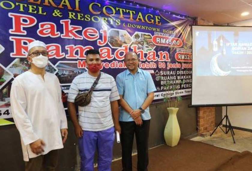 Mohd Farihan (tengah) menerima tawaran kerja dan sumbangan zakat pada Majlis Berbuka Puasa UniSZA Holdings Sdn Bhd Bersama Anak Syarikat di sebuah hotel pada Selasa. - Foto Sinar Harian