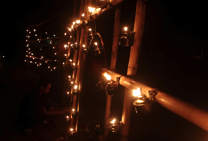 Petugas menyalakan sebahagian 1,500 pelita yang digunakan untuk menghasilkan reka bentuk panjut Masjid Ubudiah di Simpang Penaga, Kuala Kangsar, malam tadi. --fotoBERNAMA