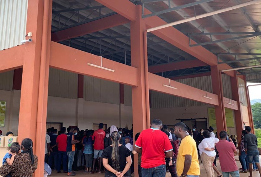 Suasana hiba menyelubungi kawasan berkenaan apabila ahli keluarga dan kenalan mendiang hadir untuk memberi penghormatan terakhir. - Foto Astro AWANI