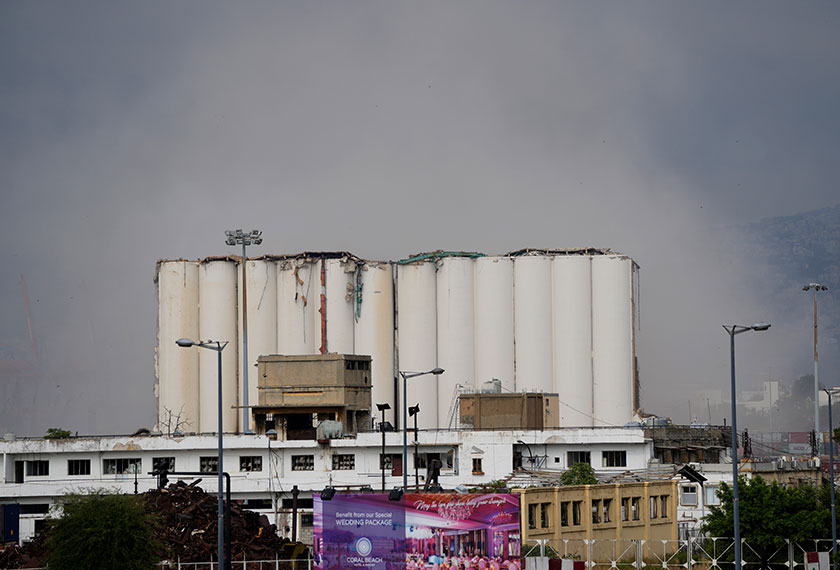 Sebahagian binaan yang terjejas akibat letupan mega pada 2020, runtuh selepas terbakar beberapa minggu, Beirut, Lubnan, 31 Julai 2022. (Foto AP)