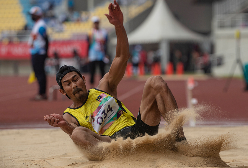 Atlet Lompat Jauh Para Kebangsaan Datuk Abdul Latif Romly mengibarkan Jalur Gemilang selepas memenangi acara Lompat Jauh (T20) pada Sukan Para ASEAN (APG) ke-11 di Stadium Manahan hari ini. - BERNAMA