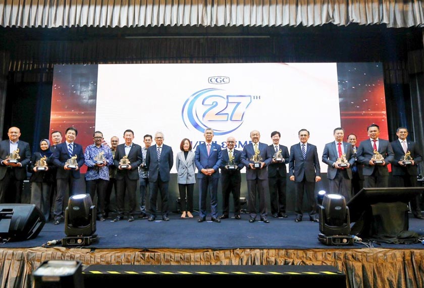 Tengku Zafrul (tengah) bersama para pemenang.