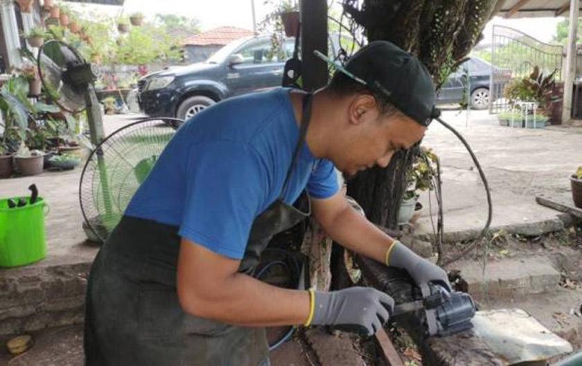 Selepas diasah menggunakan 'belt sander' besar, pisau akan diasah pula menggunakan mesin sama yang bersaiz kecil.