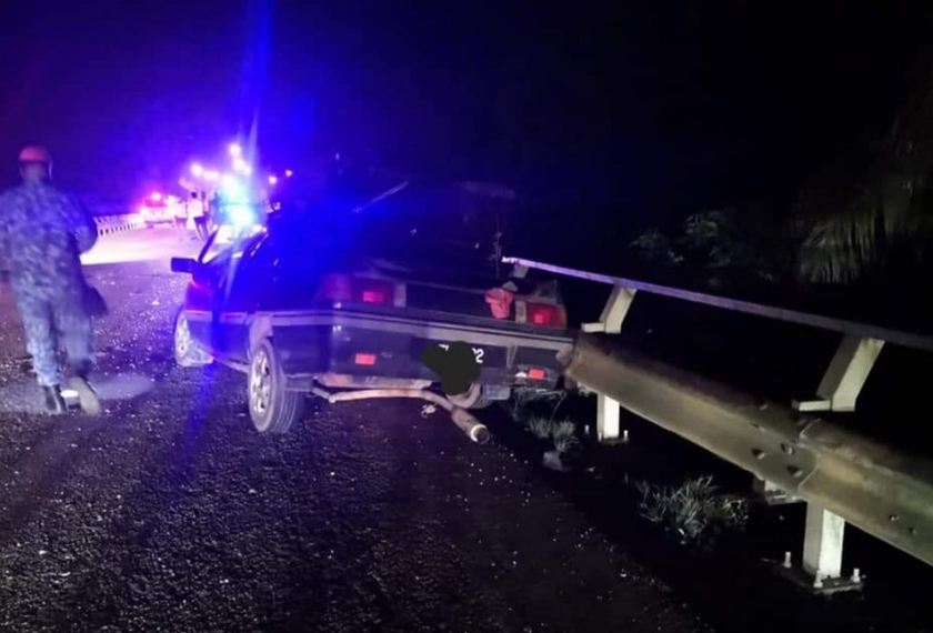 Keadaan kenderaan yang mengalami kerosakan teruk akibat kemalangan membabitkan tiga buah kenderaan di Jalan Kuantan-Segamat malam tadi. -JBPM